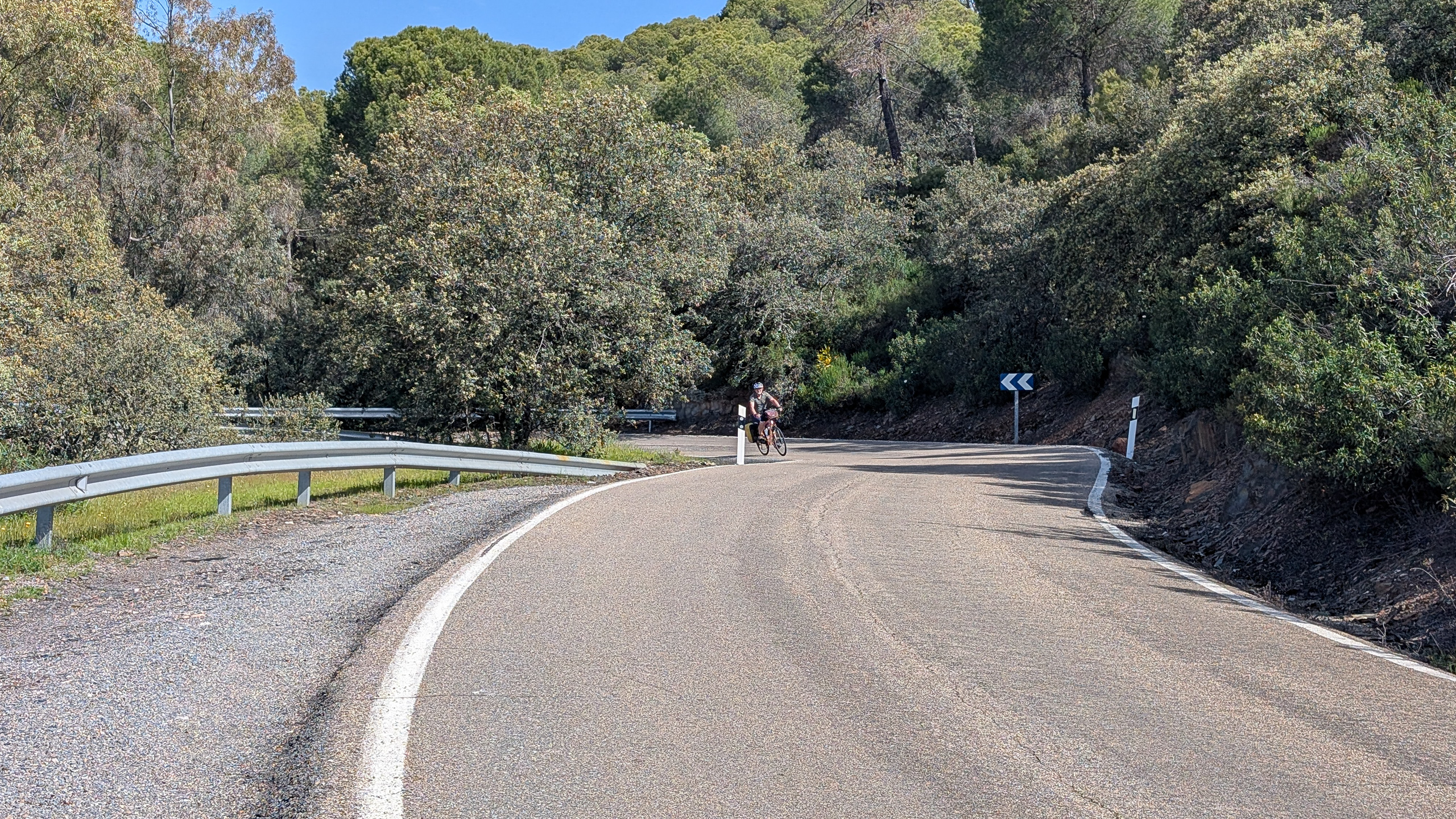 Kurvenreiche Bergstraße – auf dem Weg nach Adamuz